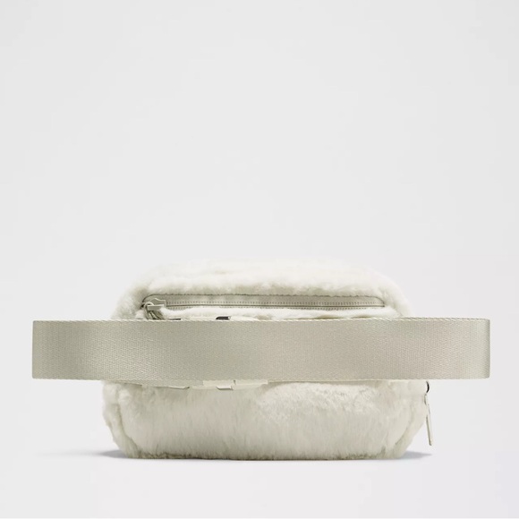 Lululemon Everywhere Belt Bag - Plush Fleece - Picture 4 of 5